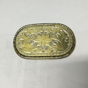 Buckle-belt buckle silver & gold tones